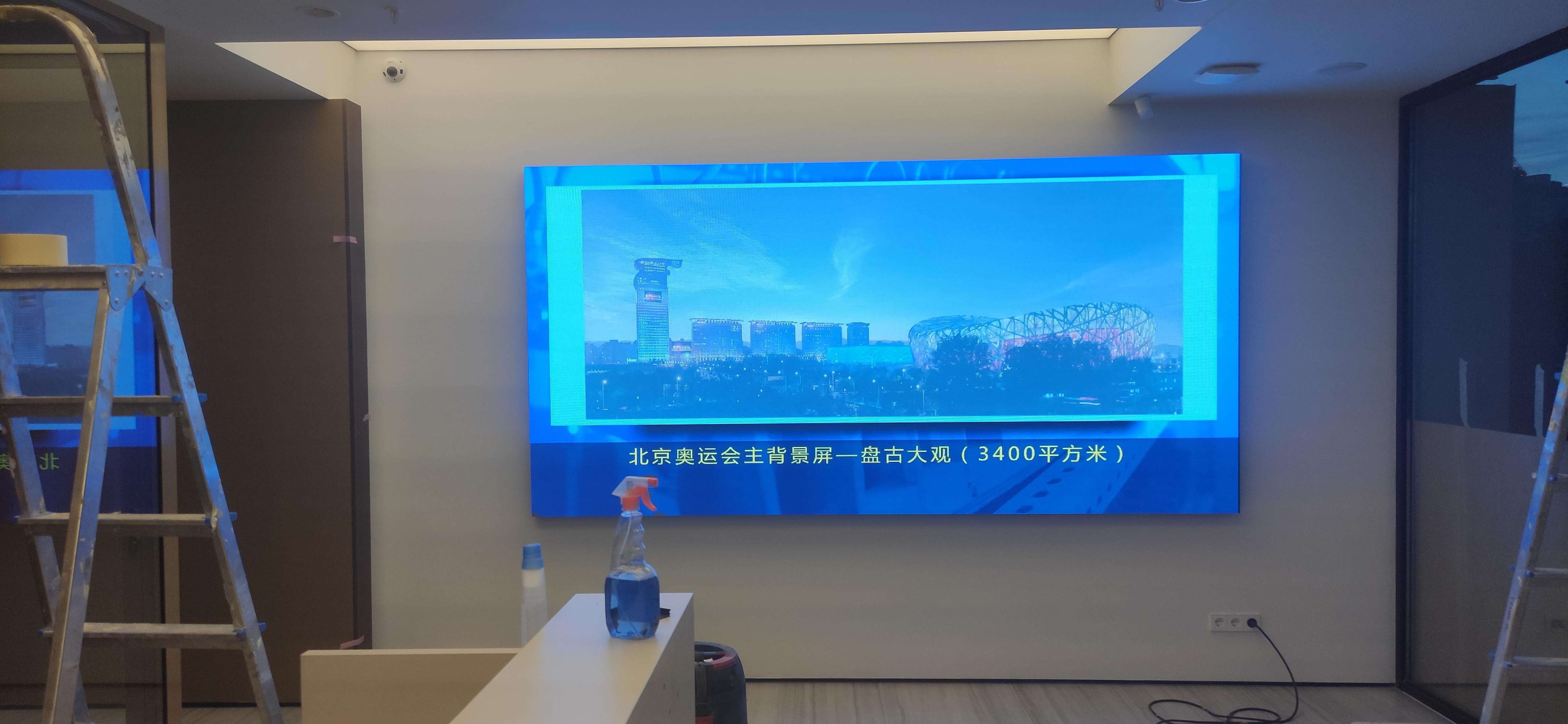 Светодиодный экран SIGNAGELED XI-2.5 в офисе девелоперской компании Фото 3