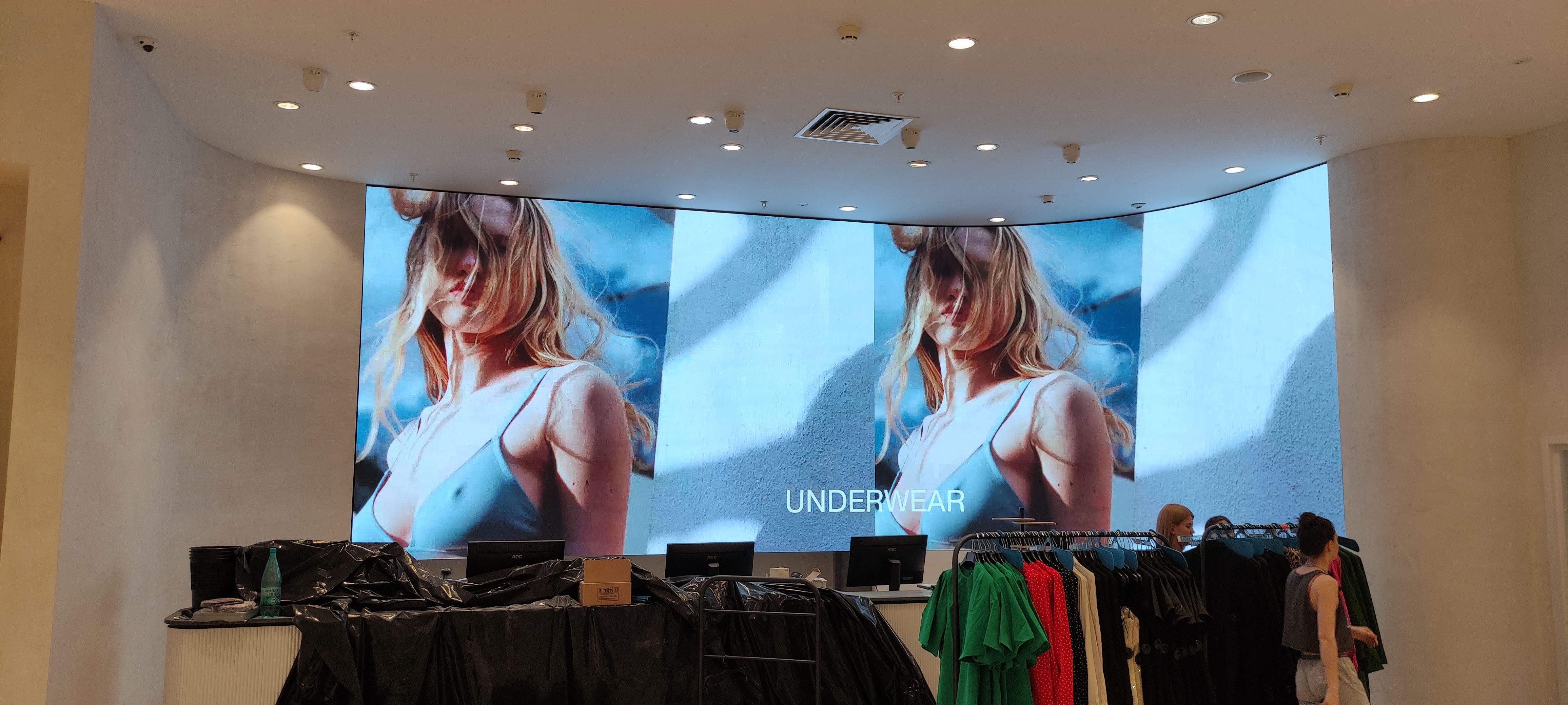 Закассовый светодиодный экран SIGNAGELED магазина LIME Фото 10