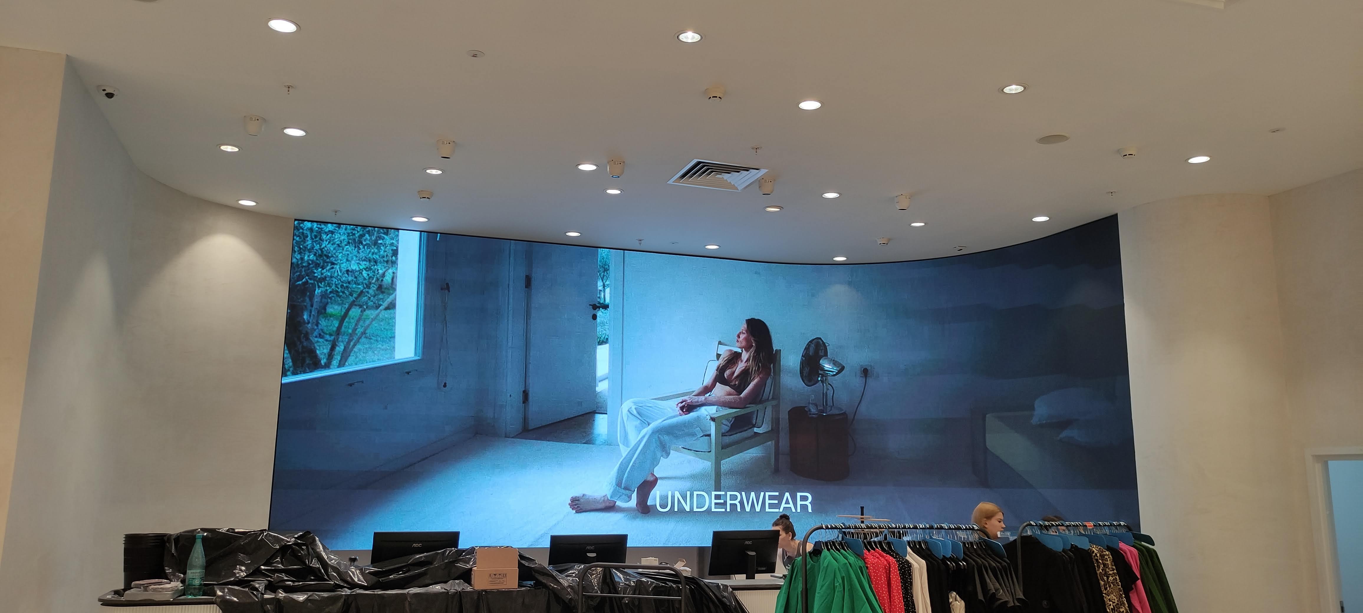 Закассовый светодиодный экран SIGNAGELED магазина LIME Фото 9
