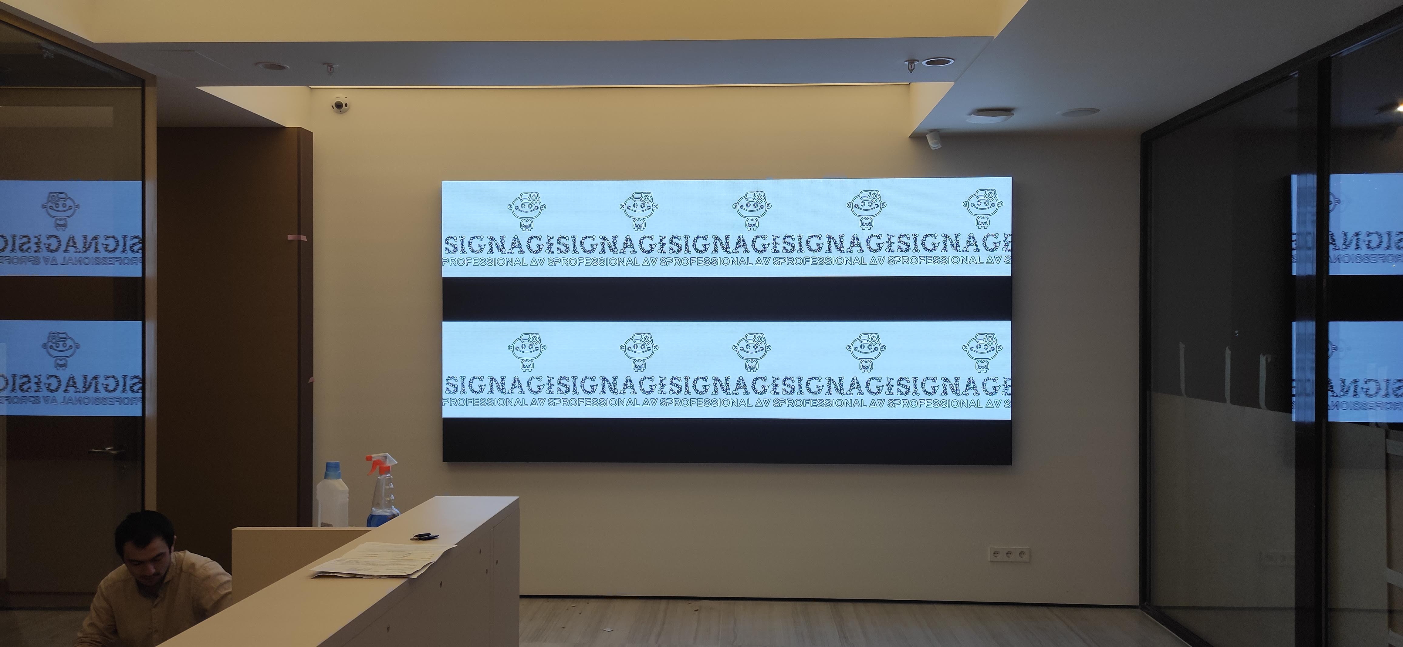 Светодиодный экран SIGNAGELED XI-2.5 в офисе девелоперской компании Фото 1