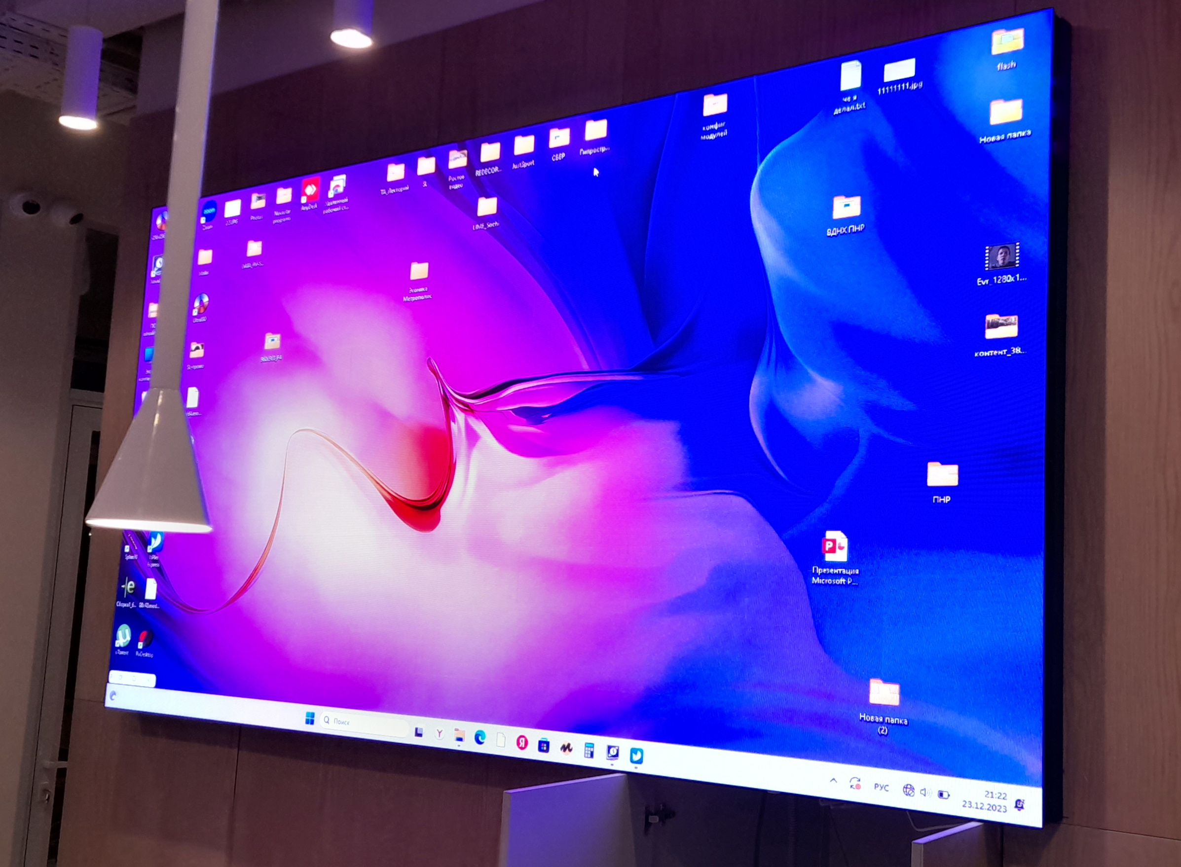 Поставка двух дизайнерских светодиодных экранов в офис продаж Фото 2